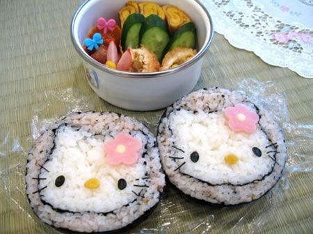 Hello Kitty Sushi.... seriousy cute. Hello Kitty Sushi, Hello Kitty Food, Sanrio Food, Tokyo Food, Sushi Art, Sanrio Stuff, Cute Snacks, Hello Kitty Stuff, Kitty Stuff