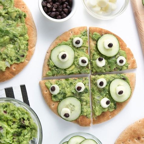 This no-bake pizza is so easy to make, and it's even more fun to eat! Kids will love the spooky monster eyes made from cucumbers, cheese and beans for this cute Halloween snack. Vegitaren Halloween Food, Halloween Avocado Toast, Halloween Healthy Recipes, Halloween Healthy Treats, Halloween Snacks Healthy, Appitizer Ideas, Halloween Cooking Ideas, Healthy Halloween Recipes, Food Recipes For Kids