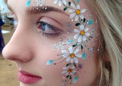 Floral Face Makeup, Cool Face Paint Ideas For Women, Daisy Face Painting, Festival Face Paint Ideas, Face Painting For Girls, Daisy Face Paint, Floral Face Painting, Floral Face Paint, Face Paint Festival