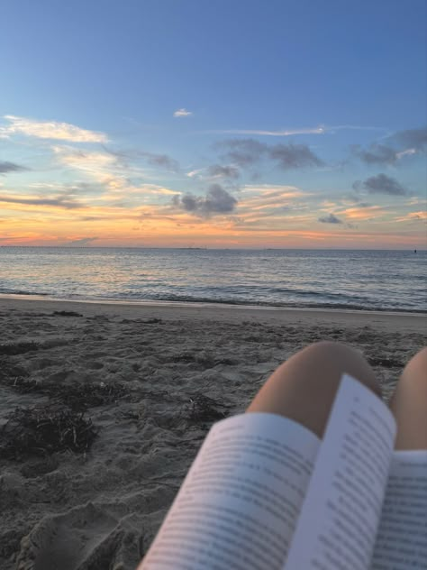 beach reads / book recs / sunset Books And Beach Aesthetic, Books At The Beach, Book By The Beach, Reading In Summer Aesthetic, Books On The Beach, Alinacore Aesthetic, Reading Beach Aesthetic, Books And Beach, Book At The Beach