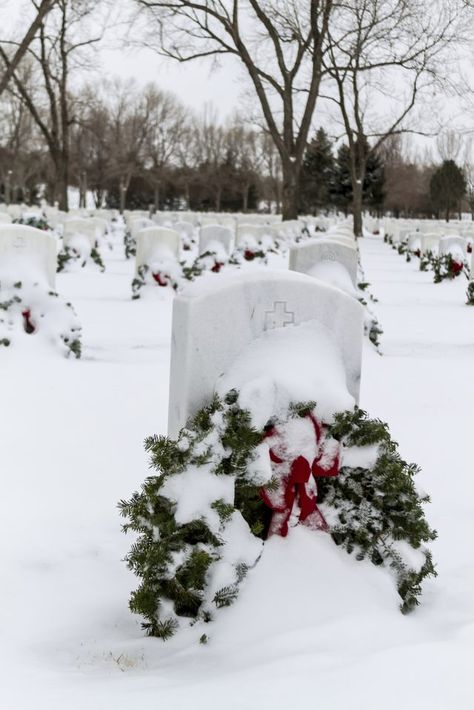 Make an extra wreath for a grave that never has any flowers in honor of Christmas. Grave Stones Ideas, Diy Grave Blankets, Christmas Wreaths Diy Evergreen, Graveside Decorations, Evergreen Wreaths, Make A Christmas Wreath, Homemade Wreath, Wreath For Christmas, Greenery Flowers