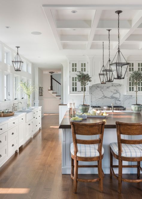 Shore Road - Beach Style - Kitchen - Boston - by SLC Interiors | Houzz Slc Interiors, Beach Style Kitchen, Gray And White Kitchen, New England Homes, White Kitchen Design, White Marble Countertops, Classic Home Decor, Design Apartment, Trendy Kitchen