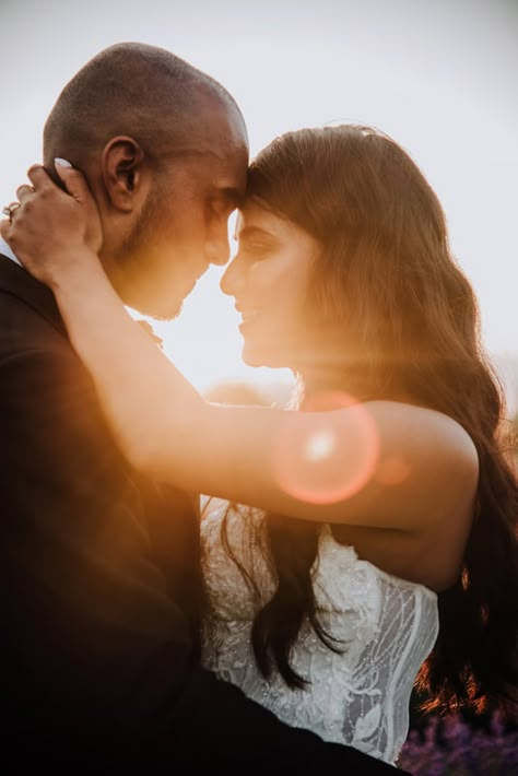 Bride And Groom Golden Hour, Couple Photoshoot Poses Romantic Wedding Photography, Sunset Prewedding Shoot, Sunrise Prewedding Photography, Sunset Photos Wedding, Sunset Wedding Photos Golden Hour, Sunset Pre Wedding Shoot, Golden Hour Couples Photography, Golden Hour Wedding Photos