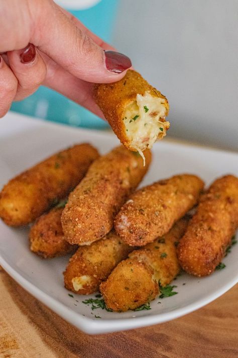 Classic Latin chicken croquettes that will impress your guests like no other appetizer will! How To Make Croquettes, Latin Cuisine Recipes, Dominican Appetizers, Chicken Appetizers For Party, Savory Snacks For Party, Spanish Croquettes, Latin Appetizers, Croquette Recipe, Ham Croquettes