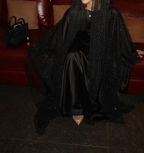 Black Khaleeji Abaya, Modesty Aesthetic, Rich Khaleeji, Khaleeji Lifestyle, Khaleeji Abaya, Woman Successful, Black Abaya Designs, Pretty Dresses Casual, Abaya Kimono