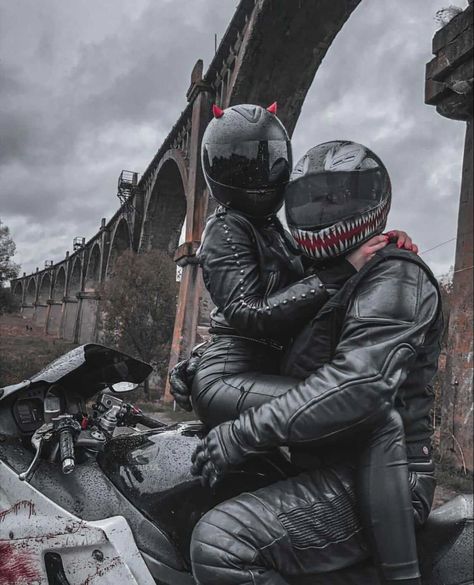 Sport Bike Couple Pictures, Biker Couple Aesthetic, Couple Moto, Motocross Couple, Biker Couples, Motorcycle Couple Pictures, Bike Couple, Biker Couple, Motorcycle Couple