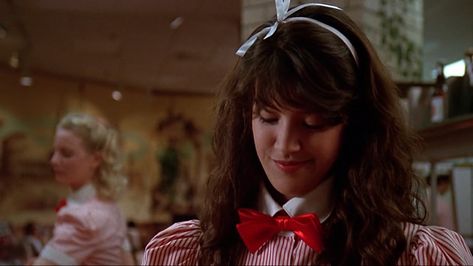 Phoebe Cates Kline as Linda in "Fast Times at Ridgemont High" (1982) Phoebe Cates Fast Times, Horror Western, Anne Archer, Fast Times At Ridgemont High, Phoebe Cates, Kawaii Hair, Back To The 80's, Kawaii Hairstyles, Fast Times