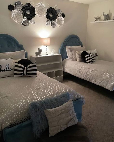 Shared Room Ideas For Adults, 2 Person Room Ideas, Sofa Design Living Rooms, Shared Girls Room, Bedroom Interior Design Luxury, Bedroom Decor For Teen Girls, Small Room Decor, Twin Beds, Living Room Sofa Design