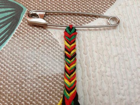 Fishtail bracelet tutorial | BraceletBook Fishtail Bracelet Tutorial, Fishtail Friendship Bracelets, Friendship Bracelet Tutorial, Fishtail Bracelet, Paracord Bracelet Patterns, Chevron Friendship Bracelets, Diy Friendship Bracelet, Bracelets Tutorial, Homemade Bracelets