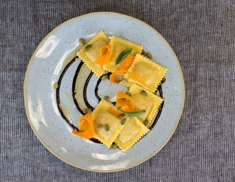 Fine Dining Pasta Plating, Fine Dining Ravioli Plating, Ravioli Plating Presentation, Ravioli Presentation, Pasta Plating Ideas, Ravioli Plating, Pasta Presentation, Gourmet Pasta Plating, Pasta Plating