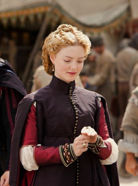 Holliday Grainger as Lucrezia Borgia in The Borgias (2011). Borgias Costumes, Holliday Grainger, Devious Maids, Lucrezia Borgia, Hemlock Grove, The Borgias, Costume Drama, Medieval Clothing, Fantasy Costumes