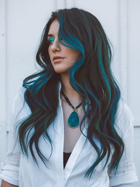 32 Exotic Hair Color Ideas 2024 - Fashion Trend Hacks Dark Green And Purple Hair, Emerald Hair Color, Deep Green Hair, Unique Hair Color, Exotic Hair Color, Exotic Hair, Oil Slick Hair, Emerald Hair, Holographic Hair