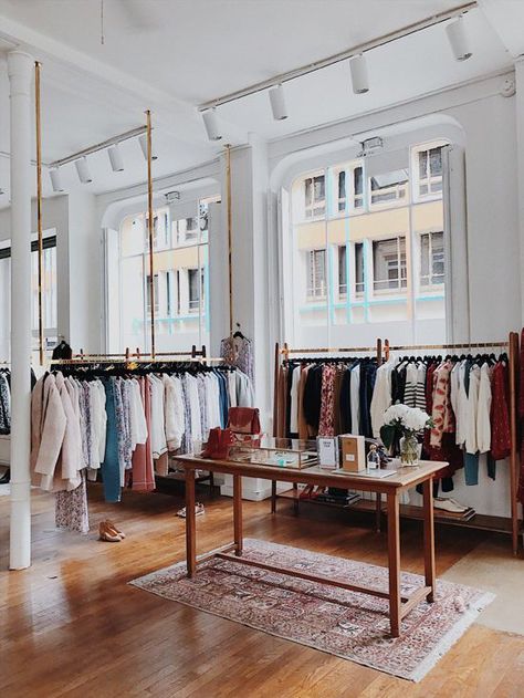 Chic Retail Store Design, Anthropologie Store Interior, Sezane Store Interior, Small Clothing Store Interior Design, Chic Boutique Decor, Boutique Merchandising Ideas, Small Shop Interior Design, Vintage Boutique Interior, Small Shop Interior