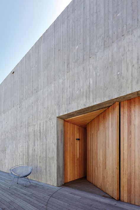 PR House designed by Architects Ink is a contemporary reinterpretation of an old 1960’s beach shack in Adelaide. The new build is a new two-storey beach house with a bold architectural form and strong textures, making use of natural, sturdy, and low maintenance materials to maintain a ‘shack’ feel as emphasised by the client. This unique beach house serves as a weekender home for a young family of four, who travel from their Adelaide base as often as they possibly can. Shall we go inside? Residential Architecture Facades, Residential Architecture Apartment, Plans Architecture, Wood Architecture, Apartment Architecture, Australian Architecture, Architecture Awards, Concrete Wood, Exterior Wood