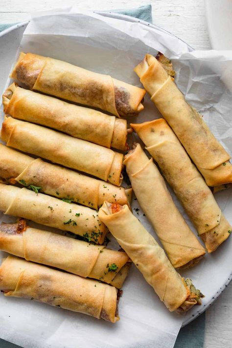 Healthy Ramadan Recipes, Recipe Lebanese, Cheese Roll Recipe, Spring Roll Pastry, Ramadan Recipe, Ramadan Food, Cheese Rolls, Crispy Cheese, Middle Eastern Dishes