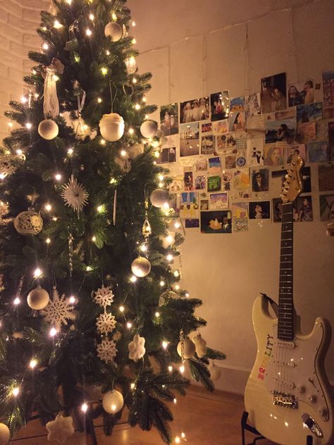 #christmas #christmastree #xmas #electricguitar #guitar #christmasdecor Grunge Christmas Aesthetic, Christmas Grunge, Grunge Christmas, Vision Bored, Holiday Aesthetic, Bedroom Christmas, Christmas Board, Winter Wallpaper, Winter Aesthetic