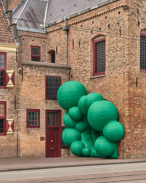 Bulbous Inflatable Installations by Steve Messam Interact with Historic Architecture and Landscapes | Colossal Environmental Artist, Large Scale Art, Historic Architecture, Colossal Art, Interactive Installation, Modern Crafts, Childrens Museum, Historical Monuments, Historical Architecture