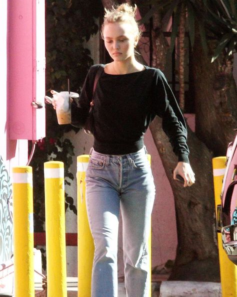 Life Is So Hard, Lily Rose Depp Style, Sleepy Girl, 90s Inspired Outfits, Models Off Duty Style, Vanessa Paradis, Lily Rose Depp, Hot Jeans, Boatneck Sweater