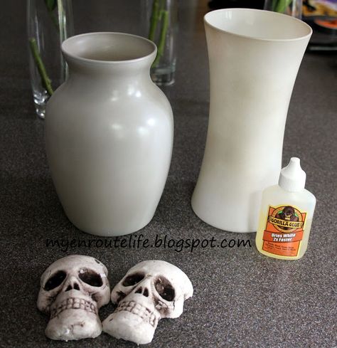 My EnRoute life: How to DIY 2 Pottery Barn Skull Vases for under $15! Wicked Crafts, Halloween Vase, Diy Skulls, Dollar Tree Halloween, Halloween Deco Mesh, Candy Skulls, Halloween Bash, Altered Bottles, Diy Vase