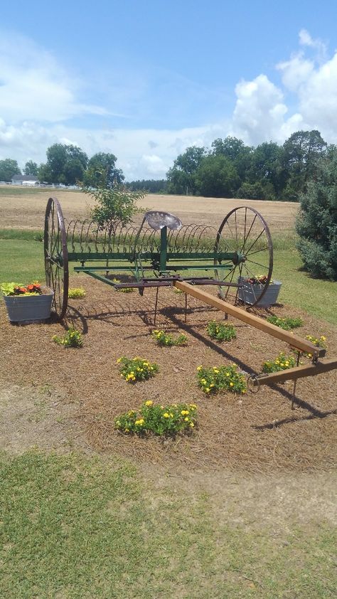 Vintage Hay Rake Country Yard, Horse Drawn, Curb Appeal, Tractor, Flower Garden, Projects To Try, Yard, Outdoor Decor, Flowers