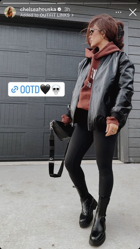 Chelsea Deboer Style, Everyday Outfits Fall, Chelsea Deboer, Stylist Outfit, Kinds Of Clothes, Comfy Fashion, Garage Door, New Wardrobe, Fall Winter Outfits