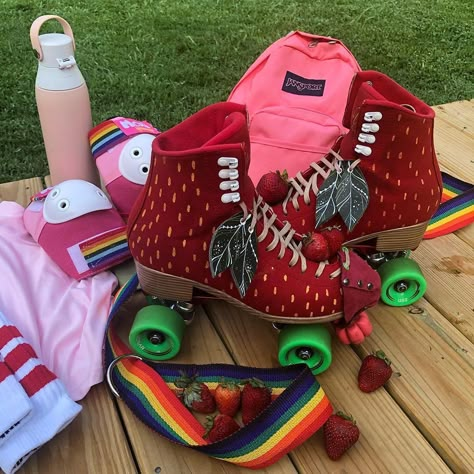 Roller Skate Setup, Strawberry Roller Skates, Brown Roller Skates, Roller Skate Set Up, Decorated Roller Skates, Roller Skating Fits, Rollerskating Aesthetic Outfit, Painted Roller Skates, Roller Skate Aesthetic