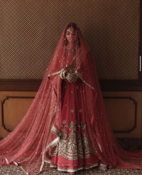 Jeweled Wedding Dress, Nikah Outfit, Bridal Dupatta, Desi Wedding Dresses, Bridal Photography Poses, Indian Bride Outfits, Bridal Dresses Pakistan, Bridal Lehenga Red, Indian Dresses Traditional