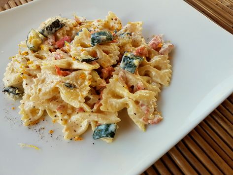 Pasta With Smoked Salmon, Salmon And Zucchini, Salmon Zucchini, Farfalle Recipes, Vodka Sauce Pasta, Smoked Salmon Pasta, Enchilada Pasta, Parmesan Chips, Farfalle Pasta