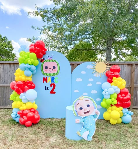 Cocomelon backdrop Cocomelon Party Food Ideas, Coco Melon Centerpieces, Cocomelon Balloon Arch, Cocomelon Decoration Ideas, Cocomelon Balloon Garland, Cocomelon Balloon Decoration, Cocomelon Birthday Theme Decoration, Cocomelon Backdrop Ideas, Cocomelon 2nd Birthday Party