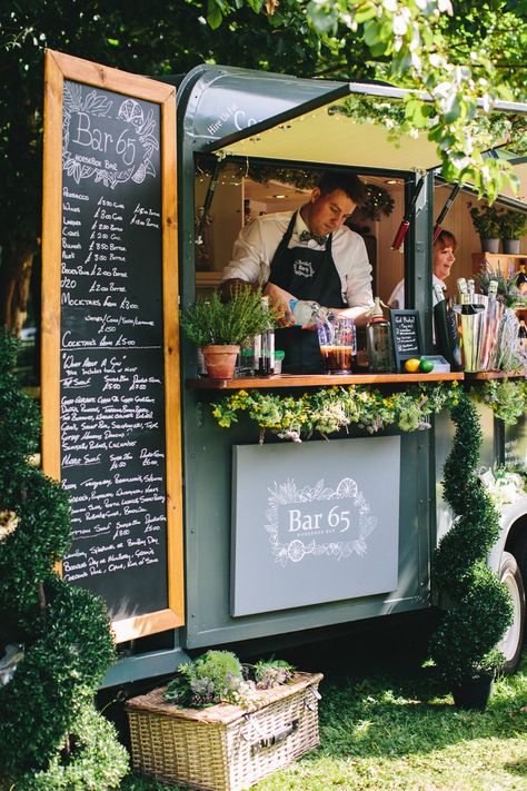 Horse Box Bar Stonyford Cottage Gardens Wedding Jessica O'Shaughnessy Photography #HorseBox #Bar #wedding #drinks Garden Tipi, Foodtrucks Ideas, Horsebox Bar, Mobile Coffee Cart, Coffee Food Truck, Bar Wedding Reception, Mobile Cafe, Mobile Coffee Shop, Coffee Trailer