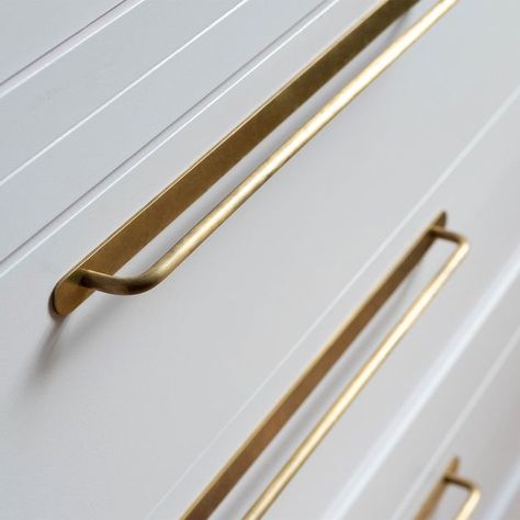 Corston Architectural Detail on Instagram: "Elevate and keep your cabinetry pristine with our Kilburn pull handles. ⁠ ⁠ Our handles have been designed with a slimline back plate which will protect your furniture from finger marks and scratches.⁠ ⁠ Shop the Kilburn collection (which includes a knob as well as three sizes of handle in our three finishes) at Corston.com.⁠ 🛒⁠ .⁠ .⁠ .⁠ #corstonarchitecturaldetail #antiquebrass #kitchenhandles #pullhandles #designinspo #interiordesign #furniturehandl Corston Handles, Lip Pull Handle Kitchen, Corston Architectural, Handle Detail Wardrobe, Door Pull Handles Brass, Golden Cabinet Door Handle, Handle Ideas, Bespoke Handles, Kitchen Renovation Design