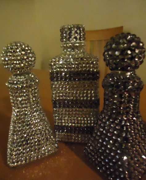 DIY Home Decor: Make Gorgeous Rhinestone Covered Bottles Bejeweled Bottles, Diy Bedroom, Altered Bottles, Diy Rhinestone, Design Diy, Bottle Art, Diy Projects To Try, Home Decor Tips, Bottle Crafts