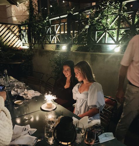 Birthday Lunch With Friends, Twins 18th Birthday Party Ideas, Birthday Dinner With Friends Aesthetic, Food For Birthday Dinner, Birthday Going Out Aesthetic, Winter Birthday Dinner Ideas, Fancy Birthday Aesthetic, Birthday Dinner Ideas At Restaurant, Birthday Dinner Astethic