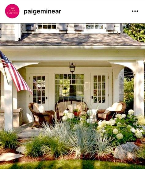 Cozy Patio, Front Porch Landscape, Veranda Design, House Cozy, Porch Landscaping, Cheap Landscaping Ideas, Home Designs Exterior, Porch Remodel, Front Porch Design