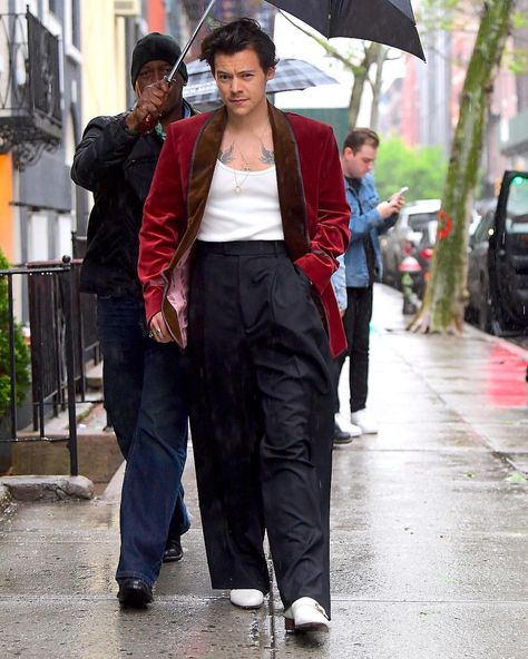 @harrystyles rocks a velvet blazer for Anna Wintour’s Pre-Met Gala Dinner! #HarryStyles Photos: Backgrid & Splash Harry Outfits, Harry Styles Outfit, Harry Styles Pictures, Harry Styles Photos, Mr Style, Gala Dinner, Anna Wintour, Velvet Blazer, Vest White