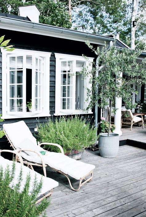 Charcoal Exterior Danish Summer House, Scandinavian Country Style, Country Style Interiors, Pintura Exterior, Style Cottage, Exterior Paint Colors For House, Casa Exterior, Summer Cottage, Design Exterior