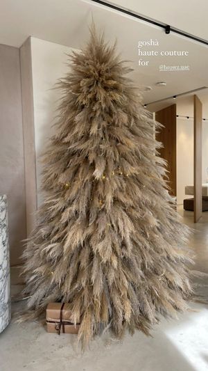 Christmas Tree With Feathers, Pampas Grass Christmas Tree, Pampas Christmas Tree, Pampas Grass Christmas, Tropical Christmas Decorations, Christmas Tree Feathers, Feather Christmas Tree, Pretty Christmas Decorations, Luxury Christmas Tree