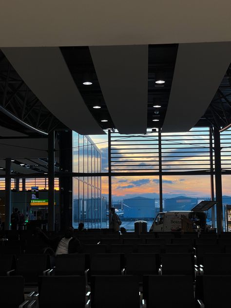 Heathrow Aesthetic, Airport Aesthetic Night, Airport Sunset, Airport Vibes, London Heathrow Airport, London Airport, Aesthetic Airport, Airport Aesthetic, Heathrow Airport