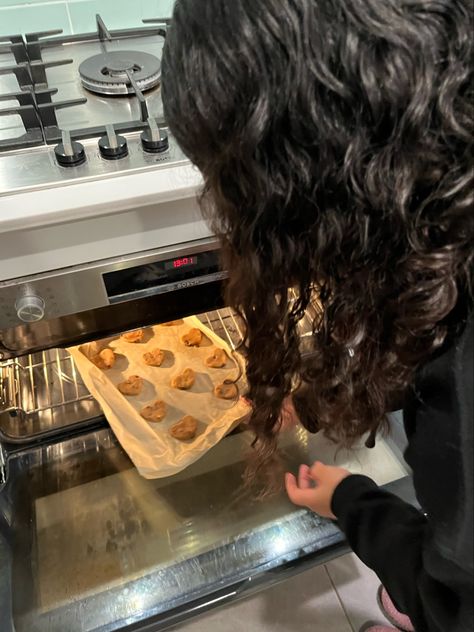 Friends Making Cookies Aesthetic, Baking Cookies Aesthetic Couple, Cookie Making Aesthetic, Making Cookies Aesthetic, Baking Together Aesthetic, Sleepover Photoshoot, People Baking, Amber Core, Baking With Friends