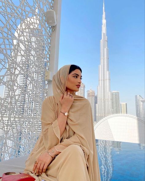 Aesthetic Outfits Modest, Dubai Outfits Ideas, Dubai Photoshoot, Dubai Outfits, Happy To Be Here, Arabian Women, Hijab Style Tutorial, Dubai Style, Modest Fashion Hijab