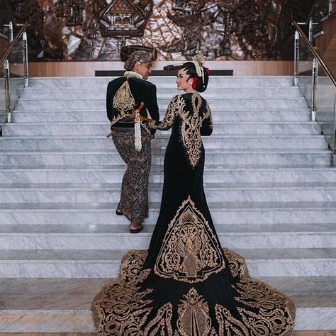 Cantik sekali kebaya pernikahan adat Jawa ini! Perpaduan warna hitam dan emas serta back details yang indah membuat sang pengantin terlihat anggun dan elegan. - Photo & Video by instagram/rezaprabowophoto WO by instagram/mahkotaenterprise tiara.traditionalwo MUA by instagram/mayrindra Paes by instagram/andyabian Decoration by instagram/diahkharismadekorasi Wedding Dress Hijab Adat Jawa, Pernikahan Adat Jawa Hijab, Nikahan Adat Jawa, Pengantin Jawa Modern, Nikah Adat Jawa, Wedding Dress Hijab, Javanese Wedding, Batik Dress Modern, Kebaya Wedding