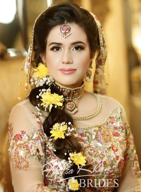 Mayun / Mehndi hairstyle Inspo for brides Hairstyles Lehenga, Mehndi Hairstyle, Straight Wedding Hair, Simple Mehndi Dresses, Design Hairstyle, Hairstyle Bridesmaid, Pakistani Bridal Hairstyles, Mehndi Hairstyles, Mehndi Outfit