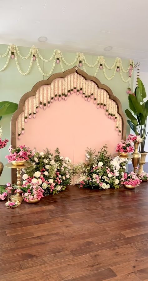 Small Stage Backdrop Ideas, Valaikappu Backdrop, Hindu Wedding Decorations Backdrops, Pelli Bondam Decoration, South Indian Engagement Decor, Terrace Wedding Decor Indian, Engagement Backdrop Ideas Indian, Engagement Decor Indian, Simple Wedding Backdrop Indoor