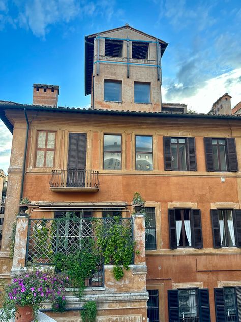 Rome Apartment Aesthetic, Italy Apartment Aesthetic, Crema Italy, Rome Apartment, Italy Apartment, City View Apartment, Female Gaze, Apartment Exterior, Student Apartment