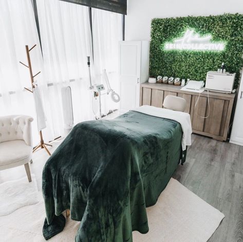 Spa Room Design, Spa Massage Room, Facial Room, Massage Therapy Rooms, Tech Room, Esthetician Room Decor, Esthetics Room, Spa Room Decor, Salon Suites Decor