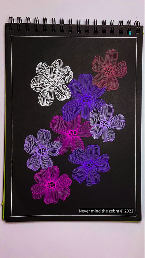 Gel Pen Flowers, Easy Gel Pen Drawings, Sakura Gelly Roll Pens Art, Black Paper Doodling, What To Draw On Black Paper, Black Paper Gel Pen Art, Black Sheet Drawings, Gelly Roll Pens Art, Neon Drawings Easy