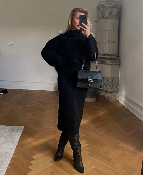 Knee Length Boots Outfit, Winter Dressy Outfits, Peplum Top Outfits, Black Skirt Outfit, November Fashion, Sandal Tali, Black Skirt Outfits, Winter Boots Outfits, Look Adidas