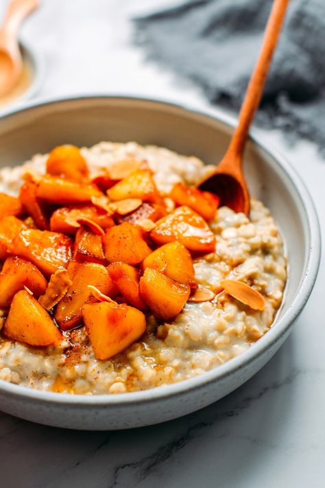 Caramel Apple Oatmeal, Apple Pie Oatmeal, Fall Recipes Breakfast, Yum Breakfast, Salted Caramel Apple Pie, Caramelized Apples, Winter Breakfast, Fancy Breakfast, Fall Vegan Recipes