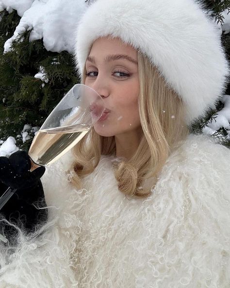 Snow Bunny Aesthetic, Winter Aesthetic Snow, Slavic Goddess, Apres Ski Outfits, Aesthetic Snow, Bunny Aesthetic, 2023 Mood, Ski Bunnies, Christmas Hot Chocolate