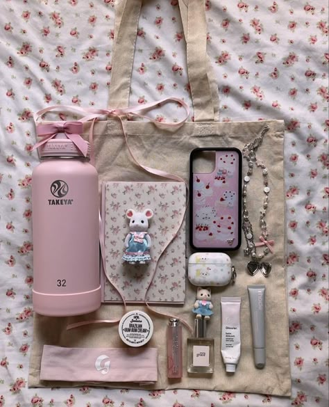 Everyday Bag Essentials, What's In My Purse, School Bag Essentials, Backpack Essentials, Inside My Bag, Pink Lifestyle, Purse Essentials, Wildflower Cases, Handbag Essentials